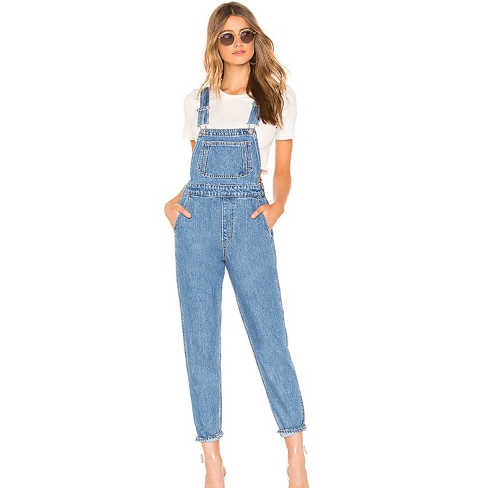 Levi’s Mom Overalls in Hey Shorty
